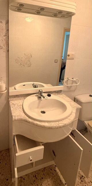 Mueble de baño con lavabo y espejo