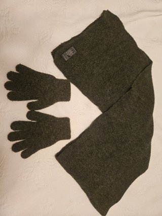Conjunto bufanda ancha y guantes.
