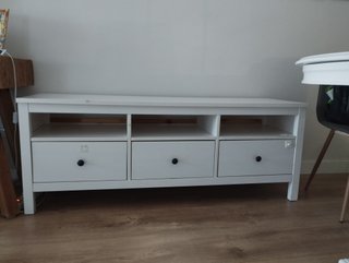 Mueble de televisión blanco