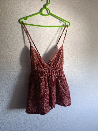 Blusa de tirantes estampada rojo violeta