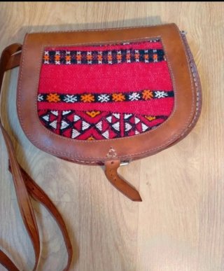 Bolso de piel con detalles étnicos