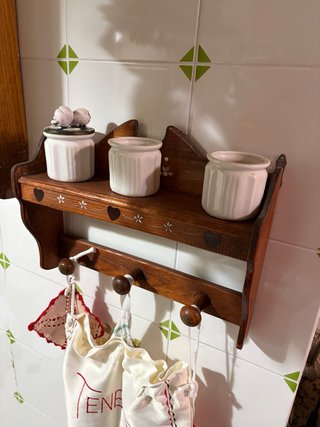 Alacena de pared rústica con ganchos