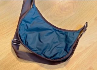 Bolso bandolera azul y marrón