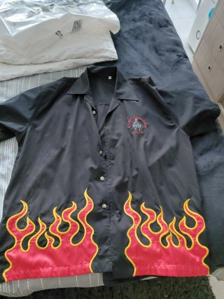 Camisa Negra con Estampado de Llamas