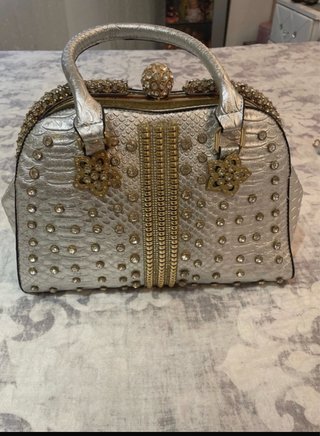 Bolso de mano plateado con pedrería