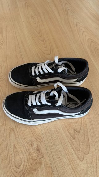Zapatillas VANS negras y blancas