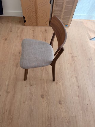 Silla de Madera con Cojín Gris