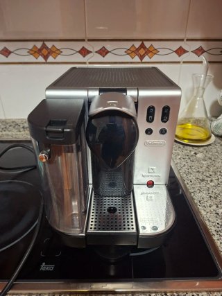 Cafetera Nespresso De'Longhi Lattissima
