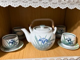 Juego de Té de Cerámica con Motivos Florales