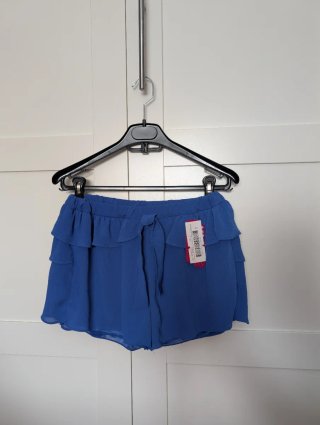 Short fluido azul con volantes