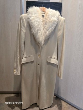 Abrigo Beige con Cuello de Pelo