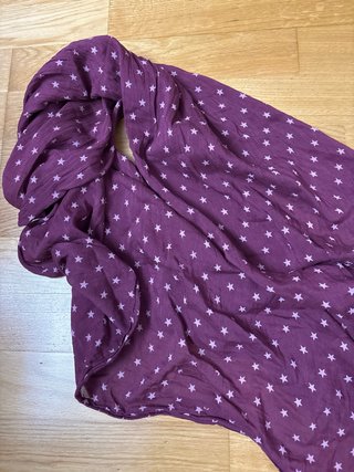 Fular Morado con Estampado de Estrellas