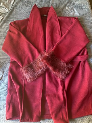 Abrigo Rojo con Detalle de Pelo en Puños
