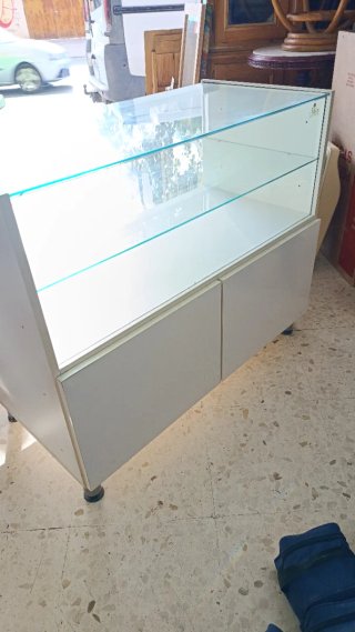 Vetrina expositora de madera y cristal