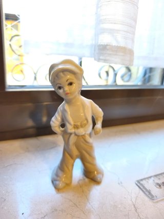 Figura de Porcelana de Niño vintage
