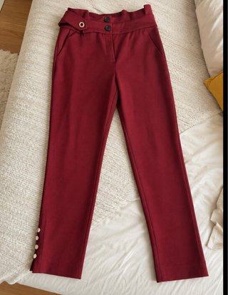 Pantalón de tiro alto de vestir color burdeo