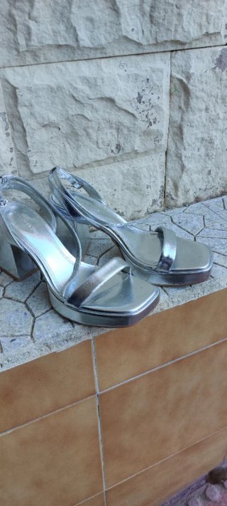 Sandalias de tacón plateadas Bershka