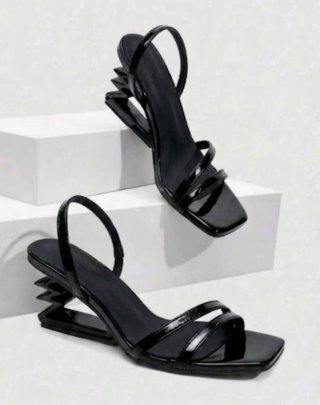 Sandalias Negras con Tacón Geométrico