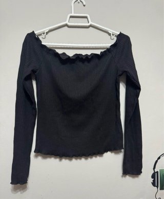 Camiseta negra cuello barco