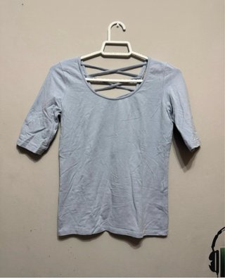 Camiseta azul con espalda cruzada