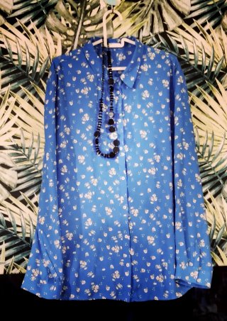 Camisa azul con estampado floral
