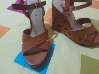 Sandalias de cuña Bata marrones