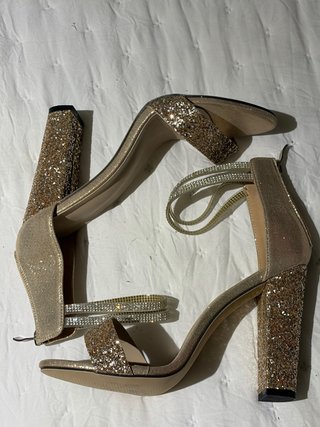 Tacones dorados con purpurina