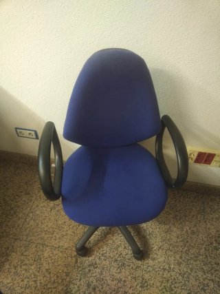 Silla de escritorio azul con ruedas