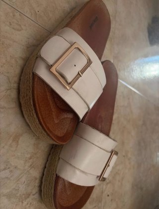 Sandalias Blancas con Hebilla