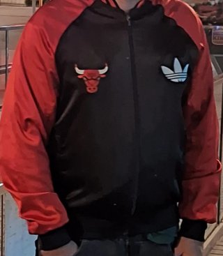 Chaqueta adidas Chicago Bulls defectos agujeros