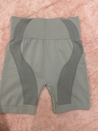 Pantalón corto deportivo gris