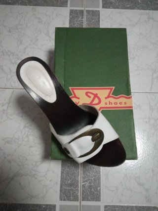 Sandalias de Piel y Tacón de Madera