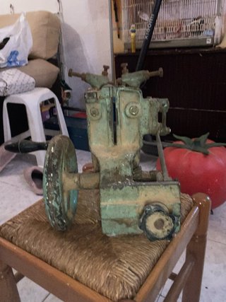 Herramienta antigua de hierro con manivela