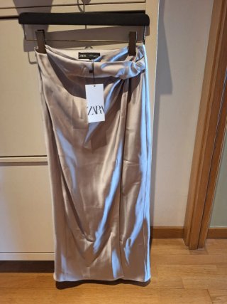 Falda midi Zara beige