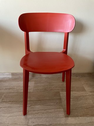 Silla de plástico roja The Masie