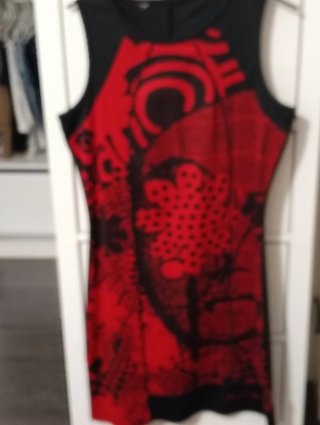 Vestido estampado negro y rojo