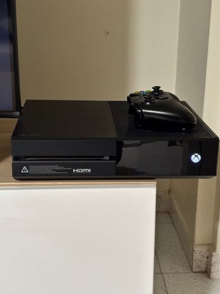 Consola Xbox One con mando y su caja