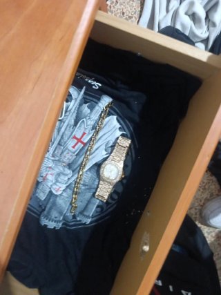 Reloj y pulsera dorados