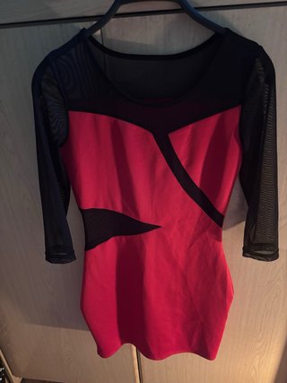 Vestido de fiesta rojo y negro
