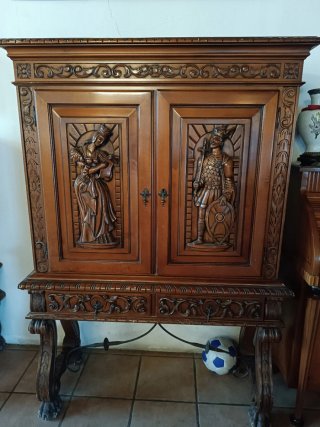 Mueble de Salón Tallado en Madera