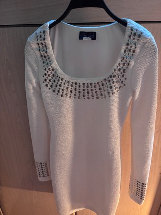 Vestido blanco con tachuelas