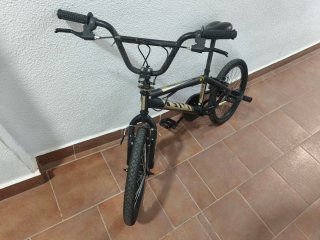 Bicicleta BMX Negra y Dorada