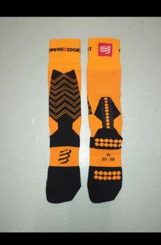 Calcetines Compressport Naranja y Negro