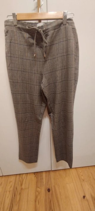 Pantalón de vestir estampado gris y marrón.