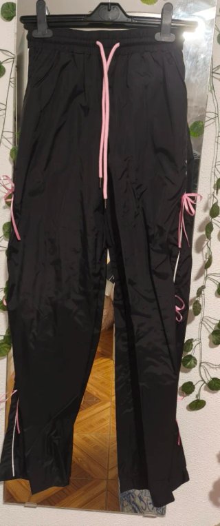 Pantalón Negro con Cordones Rosas