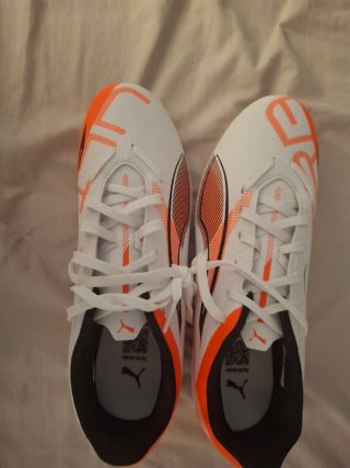 Botas de fútbol Puma nuevas.