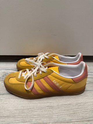 Zapatillas Adidas Gazelle amarillo y salmón