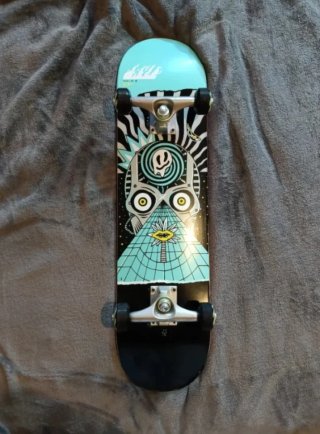 Skate Decathlon con diseño gráfico