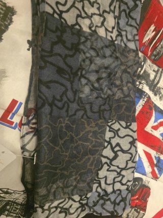 Pañuelo imitacion de Tous Estampado Gris y Negro