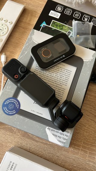 DJI Osmo Pocket 4 con accesorios